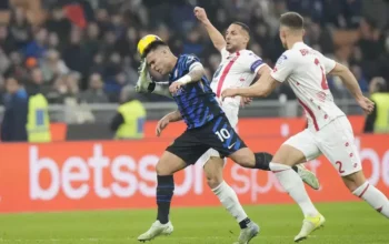 Image Credit AP - Pemain Inter Milan Lautaro Martinez dan pemain Monza Danilo D'Ambrosio berebut bola selama pertandingan sepak bola Serie A di stadion San Siro di Milan, Italia.