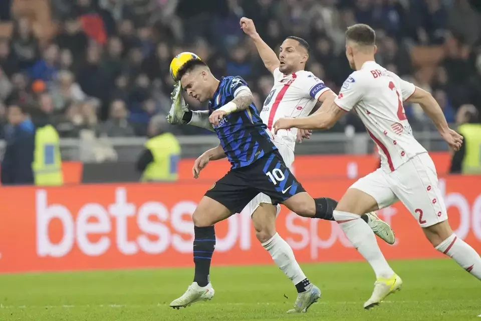 Image Credit AP - Pemain Inter Milan Lautaro Martinez dan pemain Monza Danilo D'Ambrosio berebut bola selama pertandingan sepak bola Serie A di stadion San Siro di Milan, Italia.