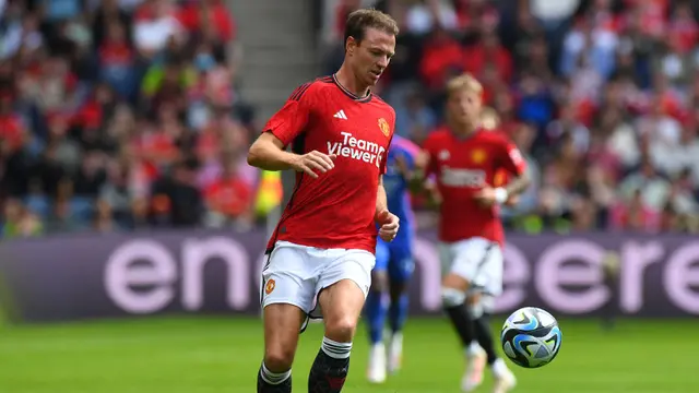 Image Credit Andy Buchanan/AFP - Jonny Evans menjadi bagian Leicester City sejak awal musim 2018/2019 saat didatangkan dari West Bromwich Albion dengan nilai transfer 4 juta euro. Setelah lima musim, The Foxes terdegradasi dari Premier League pada akhir musim 2022/2023, sang pemain pun memilih hengkang secara gratis ke klub lamanya, Manchester United sebagai salah satu wakil Inggris di Liga Champions musim 2023/2024.
