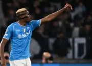 Pemain Napoli, Victor Osimhen merayakan gol kedua timnya pada laga lanjutan Grup C Liga Champions 2023/2024 melawan Braga di Armando Maradona Stadium, Napoli, Italia, Rabu (13/12/2023) dini hari WIB. (AFP/Alberto Pizzoli)