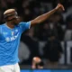 Pemain Napoli, Victor Osimhen merayakan gol kedua timnya pada laga lanjutan Grup C Liga Champions 2023/2024 melawan Braga di Armando Maradona Stadium, Napoli, Italia, Rabu (13/12/2023) dini hari WIB. (AFP/Alberto Pizzoli)