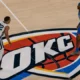 Aksi pemain Thunder SGA saat melawan Grizzlies di playoff NBA 2025 (AFP)