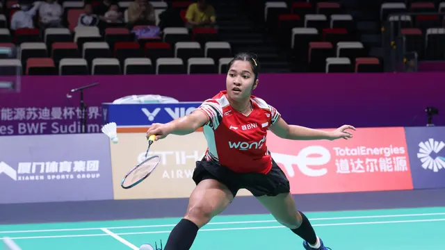 Indonesian women's singles badminton player Ester Nurumi Tri Wardoyo defeated Freya Redfearn from England in the fourth match of Group D of the 2025 Sudirman Cup. Ester Nurumi won 21-12 and 21-10 at the Xiamen Fenghuang Gymnasium, Sunday (27/4). (PBSI)