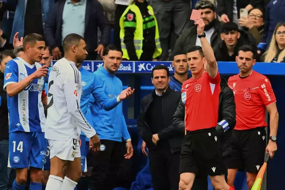 Image Credit Miguel Oses/AP - Pemain Real Madrid Kylian Mbappe menerima kartu merah dari wasit pada pertandingan sepak bola Liga Spanyol antara Alaves vs Real Madrid di Stadion Mendizorroza di Vitoria, Spanyol, Minggu, 13 April 2025.