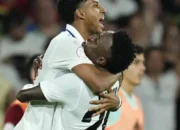 Dua pemain Real Madrid, Rodrygo Goes dan Vinicius Junior, merayakan gol yang berhasil tercipta ke gawang Osasuna di final Copa del Rey 2022/2023, Minggu (7/5/2023) dini hari WIB. Real Madrid menjadi juara setelah menang 2-1 dalam laga tersebut. (AP Photo/Jose Breton)