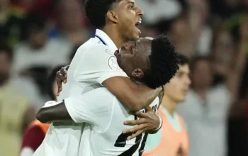 Dua pemain Real Madrid, Rodrygo Goes dan Vinicius Junior, merayakan gol yang berhasil tercipta ke gawang Osasuna di final Copa del Rey 2022/2023, Minggu (7/5/2023) dini hari WIB. Real Madrid menjadi juara setelah menang 2-1 dalam laga tersebut. (AP Photo/Jose Breton)