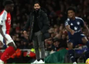 Manchester United di bawah asuhan Ruben Amorim kabarnya hendak bersaing dengan 3 klub besar Eropa demi mendapatkan tanda tangan bek yang sesuai dengan strategi pelatih di Old Trafford. (Adrian Dennis/AFP)