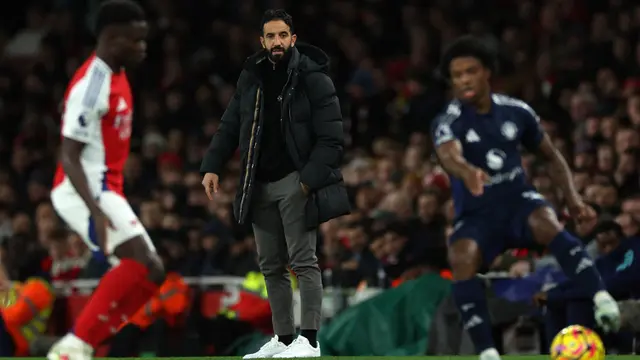 Manchester United di bawah asuhan Ruben Amorim kabarnya hendak bersaing dengan 3 klub besar Eropa demi mendapatkan tanda tangan bek yang sesuai dengan strategi pelatih di Old Trafford. (Adrian Dennis/AFP)