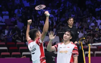 Pebulu tangkis ganda putra Indonesia Muhammad Shohibul Fikri/Daniel Marthin mengalahkan Kim Astrup/Anders Skaarup Rasmussen dari Denmark pada partai keempat laga Grup D Piala Sudirman 2025. Daniel/Marthin menang 21-16 dan 21-18 di Xiamen Fenghuang Gymnasium, Kamis (1/5). (PBSI)