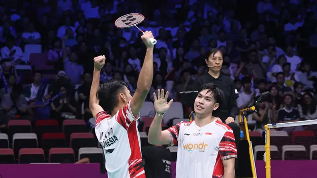 Pebulu tangkis ganda putra Indonesia Muhammad Shohibul Fikri/Daniel Marthin mengalahkan Kim Astrup/Anders Skaarup Rasmussen dari Denmark pada partai keempat laga Grup D Piala Sudirman 2025. Daniel/Marthin menang 21-16 dan 21-18 di Xiamen Fenghuang Gymnasium, Kamis (1/5). (PBSI)