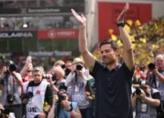 Xabi Alonso melambaikan tangan ke fans Bayer Leverkusen sebelum laga melawan Borussia Dortmund pada 11 Mei 2025 lalu. (Marius Becker/dpa via AP)