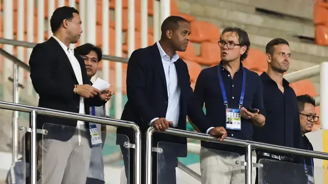 Patrick Kluivert bersama empat asistennya yang meliputi Alex Pastoor, Gerald Vanenburg, Denny Landzaat, dan Sjoerd Woudenberg hadir ketika Dewa United menjamu Persija di Stadion Pakansari, Kabupaten Bogor, pada Sabtu (8/2/2025) malam WIB. (Bola/Abdul Aziz)