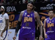 Dokumentasi pebasket Tangerang Hawks Basketball Jarred Shaw (tengah), saat membela klub tersebut dalam IBL 2025. (Dok. IBL)