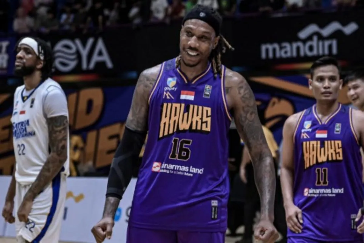 Dokumentasi pebasket Tangerang Hawks Basketball Jarred Shaw (tengah), saat membela klub tersebut dalam IBL 2025. (Dok. IBL)