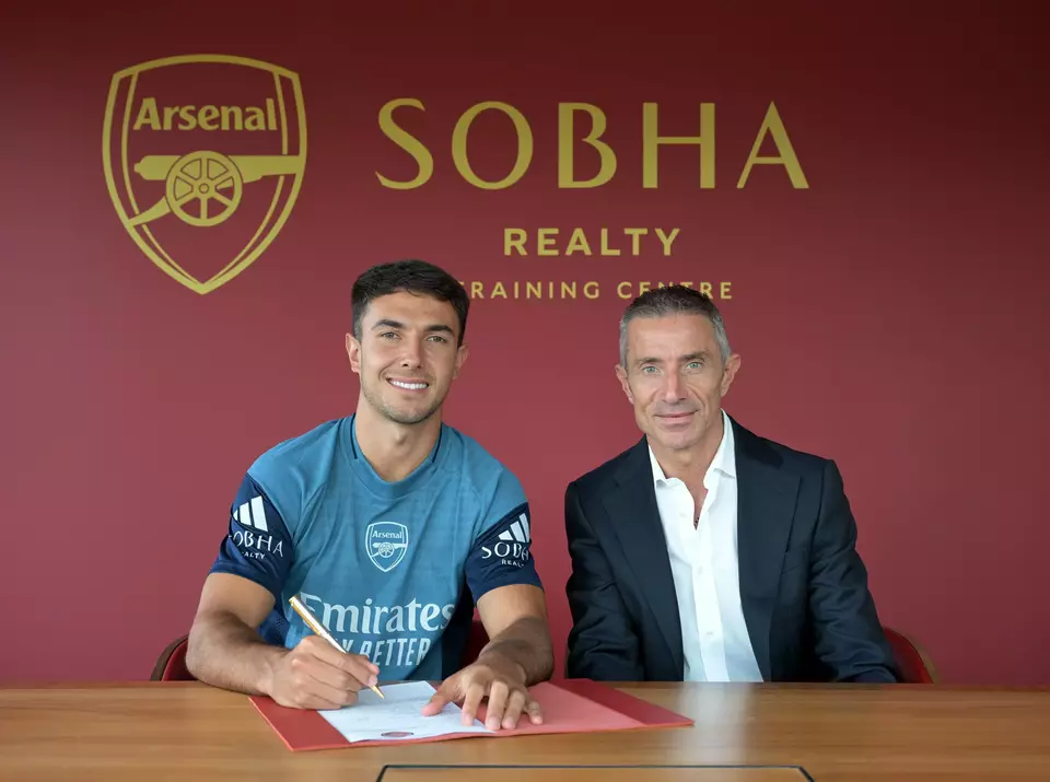 Martin Zubimendi (kiri) menandatangani kontrak dengan Arsenal. (Arsenal X/Arsenal X)