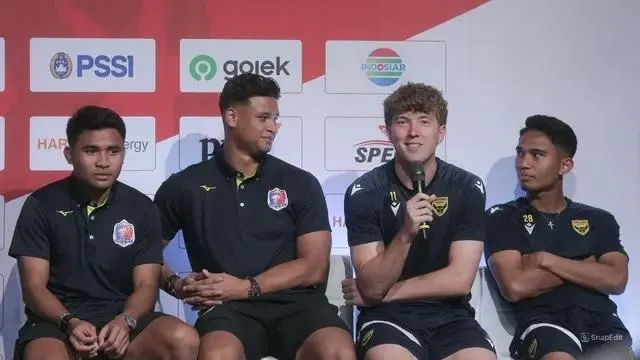 Ole Romeny, Marselino Ferdinan (Oxford United) bersama Asnawi Mangkualam dan Irfan Fandi Achmad (Port FC) pada konferensi pers Piala Presiden 2025 di SCTV Tower, Senayan, Jakarta Pusat, Jumat (4/7/2025).