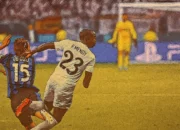 Ilustrasi - Gelandang Atalanta asal Belanda Marten de Roon (kiri) dan bek Real Madrid asal Prancis Ferland Mendy berebut bola selama pertandingan sepak bola Piala Super UEFA antara Real Madrid dan Atalanta BC di Warsawa, pada 14 Agustus 2024.