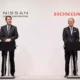 Image Credit Ist/Nissan - Presiden Nissan Makoto Uchida (kiri) dan Presiden Honda Motors Toshihiro Mibe dalam konferensi pers pengumuman kerja sama kedua perusahaan dalam memproduksi mobil listrik, di Tokyo, Jepang, Jumat, 15 Maret 2024.