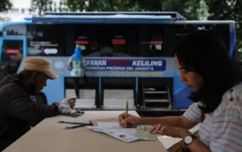 Image Credit Alif Bintang/Antara - Sejumlah warga mengisi berkas pembayaran pajak kendaraan bermotor di gerai pelayanan Samsat keliling di Lapangan Banteng, Jakarta, Kamis (5/12/2024). Pemprov DKI Jakarta memberikan program pemutihan Pajak Kendaraan Bermotor (PKB) dan insentiif Bea Balik Nama Kendaraan Bermotor (BBNKB) bagi wajib pajak yang membayar sebelum 31 Desember 2024.