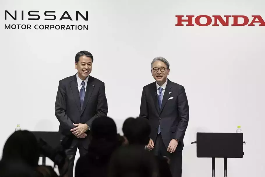 Image Credit Kyodo News/AP - Kepala Eksekutif Nissan Makoto Uchida (kiri) dan Presiden Honda Toshihiro Mibe menghadiri konferensi pers bersama di Tokyo, Jumat, 15 Maret 2024.