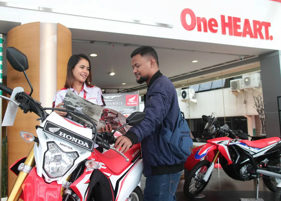 Image Credit Istimewa - Sales Motor Honda sedang memberikan penjelasan kepada customer.