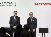 Image Credit Kyodo News via AP - Kepala Eksekutif Nissan Makoto Uchida (kiri) dan Presiden Honda Toshihiro Mibe menghadiri konferensi pers bersama di Tokyo, Jumat, 15 Maret 2024.