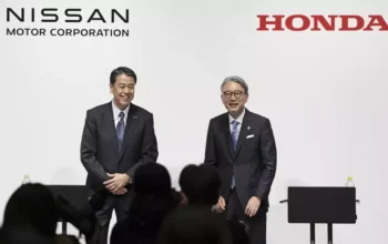 Image Credit Kyodo News via AP - Kepala Eksekutif Nissan Makoto Uchida (kiri) dan Presiden Honda Toshihiro Mibe menghadiri konferensi pers bersama di Tokyo, Jumat, 15 Maret 2024.