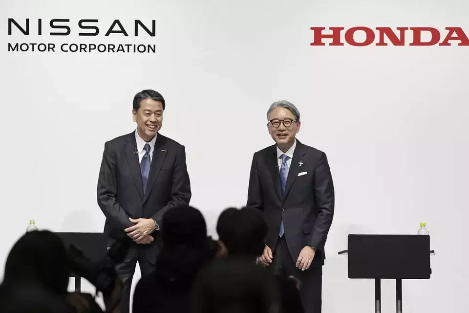 Image Credit Kyodo News via AP - Kepala Eksekutif Nissan Makoto Uchida (kiri) dan Presiden Honda Toshihiro Mibe menghadiri konferensi pers bersama di Tokyo, Jumat, 15 Maret 2024.