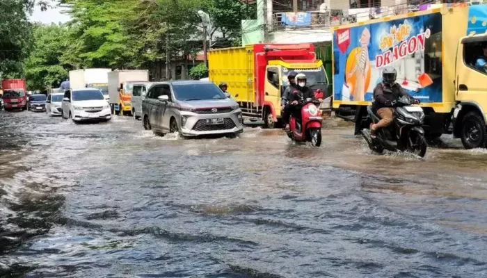 Tips Aman Berkendara Saat Musim Hujan untuk Menjaga Keselamatan di Jalan