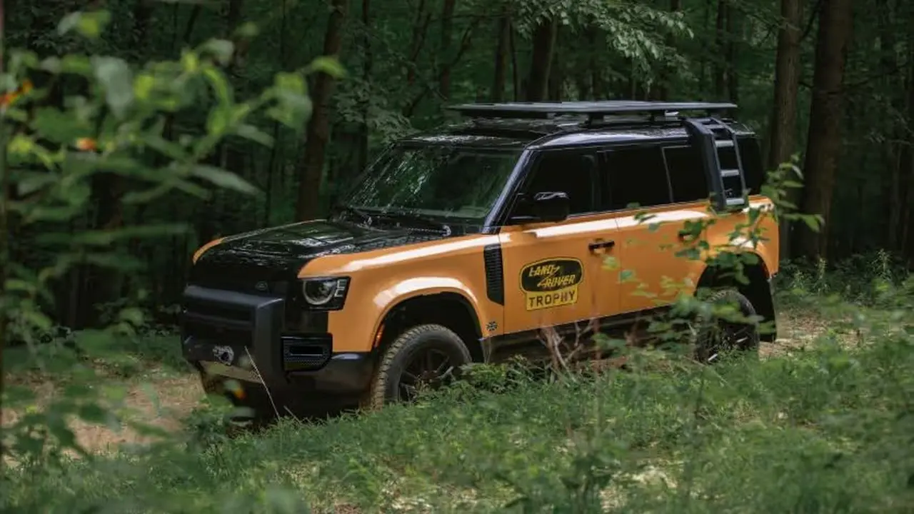 Image Credit Istimewa - HomeOtomotifMobil Ini Dua Model Terbaru dari Land Rover Defender yang Bakal Masuk Indonesia JLM Auto menyatakan siap menghadirkan produk baru untuk pasar otomotif Indonesia. Setidaknya ada dua model baru dari keluarga Land Rover Defender yang bakal diluncurkan. Tim OtomotifTim Otomotif Diperbarui 21 Mar 2025, 19:02 WIB Copy Link 13 Land Rover Defender Perbesar Land Rover Defender Trophy Edition.