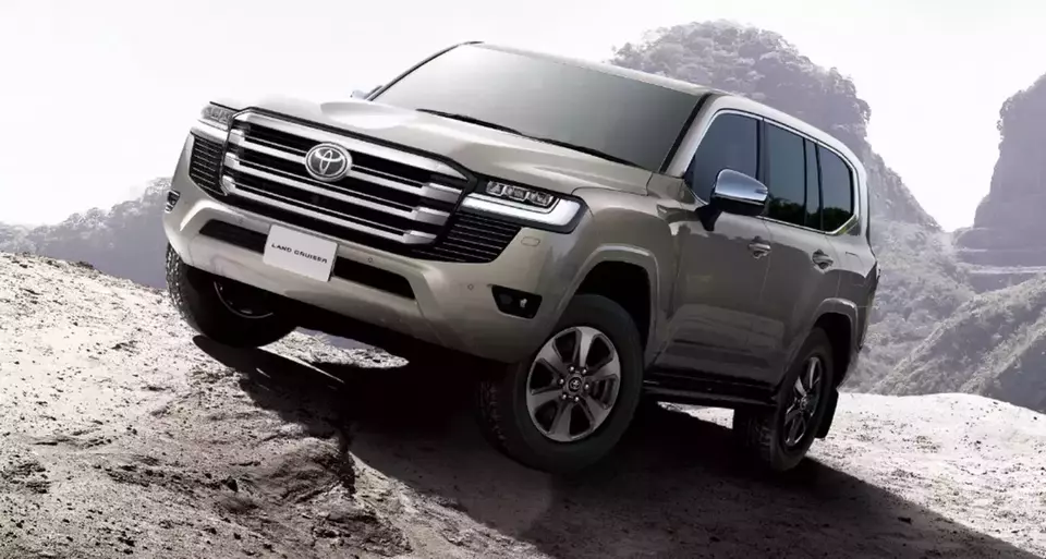 Image Credit Carscoops - Toyota Land Cruiser 300 dapat upgrade terbaru di sektor hiburan, keamanan, dan kenyamanan.
