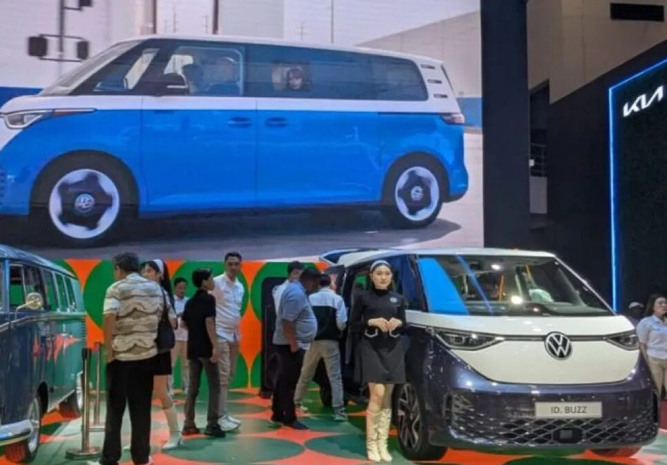 Image Credit Pamela Sakina/Antara - The All-Electric ID. Buzz Long Wheelbase (LWB) yang dipamerkan pada peluncurannya di Indonesia International Motor Show (IIMS) 2025, JIExpo Kemayoran, Jakarta, Sabtu (22/2/2025).