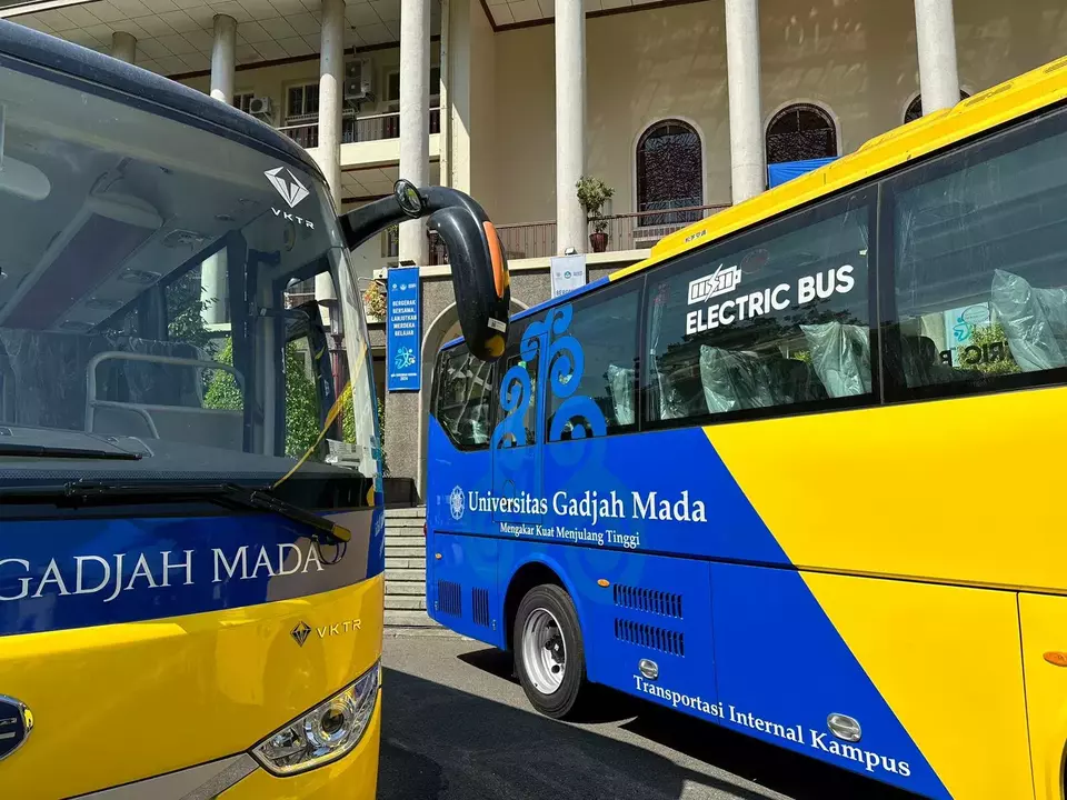 Image Credit Chandra Adi Nurwidya / Beritasatu.com - Kementerian Investasi/Badan Koordinasi Penanaman Modal (BKPM) menghibahkan tiga unit bus listrik kepada Universitas Gadjah Mada (UGM) pada Rabu, 8 Mei 2024.