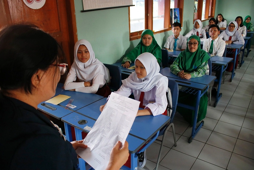 Image Credit Barry Fathahillah/Medcom - Guru sedang mengajar di muka kelas.