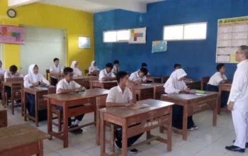 Image Credit Adi Kristiadi/MI - Guru tengah mengajar di kelas.