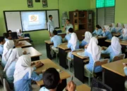 Image Credit Panca Syurkani/MI - Guru tengah mengajar di kelas.