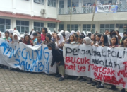 Image Credit Panji Satrio /Beritasatu - Ratusan siswa Sekolah Menengah Kejuruan (SMK) Negeri 10 Medan melakukan aksi protes keterlambatan penginputan Pangkalan Data Sekolah dan Siswa (PDSS) yang mengancam kesempatan mereka mengikuti Seleksi Nasional Berdasarkan Prestasi (SNBP) 2025.