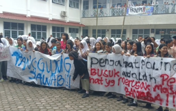 Image Credit Panji Satrio /Beritasatu - Ratusan siswa Sekolah Menengah Kejuruan (SMK) Negeri 10 Medan melakukan aksi protes keterlambatan penginputan Pangkalan Data Sekolah dan Siswa (PDSS) yang mengancam kesempatan mereka mengikuti Seleksi Nasional Berdasarkan Prestasi (SNBP) 2025.