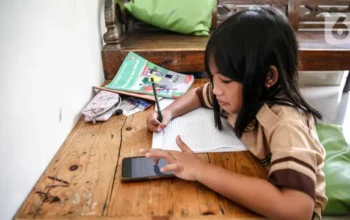 Seorang siswi memperhatikan ponsel saat belajar secara daring di Jakarta, Rabu (4/11/2020). Usulan perubahan sistem Pembelajaran Jarak Jauh dari Federasi Serikat Guru Indonesia kepada Kemendikbud terkait adanya tiga siswa yang mengakhiri hidupnya diduga lantaran depresi. (Liputan6/Faizal Fanani)