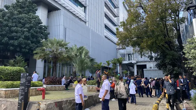 Sejumlah warga masih memadati Kantor Balai Kota Jakarta di Jalan Medan Merdeka Selatan, Jakarta Pusat pada Rabu (23/4/2025) untuk mendaftar menjadi petugas PPSU. Padahal pendaftaran bisa dilakukan secara online maupun di kantor kelurahan. (Liputan6/Fauziah Basahil)