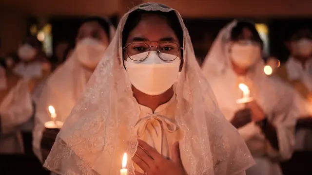 Tri Hari Suci atau tiga hari suci terdiri dari Misa Kamis Putih, Jumat Agung, dan Sabtu Suci. (Yasuyoshi CHIBA/AFP)