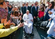 Paus Fransiskus tiba dengan menggunakan kursi roda saat akhir misa di Lapangan Santo Petrus, Vatikan, Minggu, 6 April 2025. Wafatnya Paus Fransiskus memunculkan spekulasi dari nubuat 900 tahun. (Vatican Media via AP)