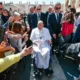 Paus Fransiskus tiba dengan menggunakan kursi roda saat akhir misa di Lapangan Santo Petrus, Vatikan, Minggu, 6 April 2025. Wafatnya Paus Fransiskus memunculkan spekulasi dari nubuat 900 tahun. (Vatican Media via AP)