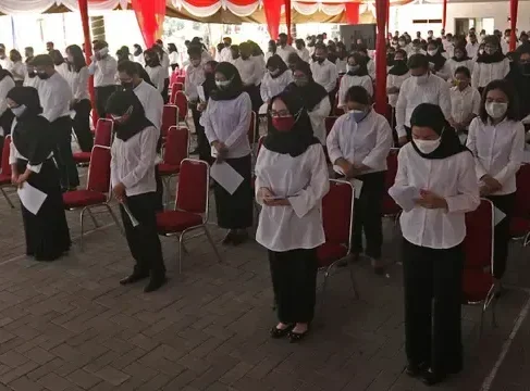 Peserta berdoa sebelum mengikuti proses Tes Standar Kompetensi Dasar (SKD) CPNS di BKN, Jakarta, Kamis (2/9/2021). Sebanyak 800 peserta mengikuti tes yang dibagi dua sesi dan menerapkan protokol kesehatan yang ketat. (Liputan6/Herman Zakharia)