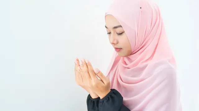 1071411900 1595908947 muslim woman pray hijab 73740 674 1