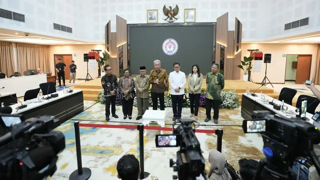 Wakil Menteri Sosial Agus Jabo Priyono menghadiri Rapat Tingkat Menteri terkait Cek Kesehatan Gratis bersama Menteri Koordinator Bidang Pembangunan Manusia dan Kebudayaan (Menko PMK) Pratikno, Menteri Kesehatan Budi Gunadi Sadikin, Menteri Pendidikan Dasar dan Menengah Abdul Mu'ti, Wakil Menteri Dalam Negeri Ribka Haluk, dan Dirjen Komunikasi Publik dan Media Fifi Aleyda Yahya di kantor Kemenko PMK, Jakarta, Kamis (3/7/2025). Rapat salah satunya membahas pelaksanaan cek kesehatan untuk siswa Sekolah Rakyat (Biro Humas Kemensos/ Imam Wahyudi)