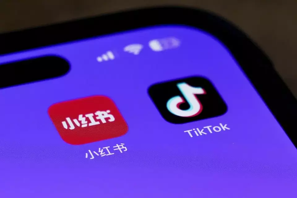 Image Credit Andy Wong/AP - Larangan TikTok di AS membuat pengguna beralih ke Xiaohongshu (RedNote).