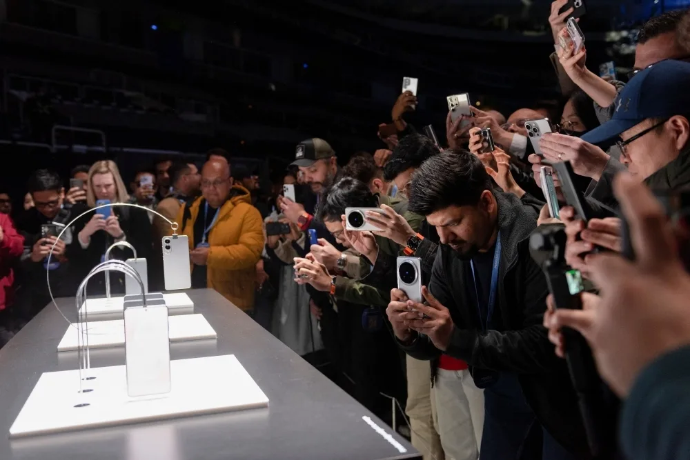 Image Credit Reuters - Samsung Galaxy S25 hadir dengan teknologi AI terbaru, menggabungkan Gemini AI dari Google dan Bixby yang ditingkatkan untuk pengalaman pengguna yang lebih personal dan cerdas.