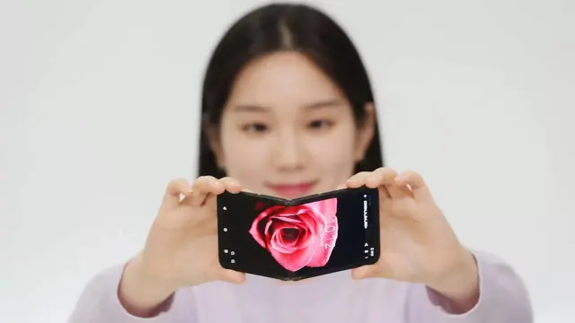 Samsung Ungkap Teknologi HP Android Layar Lipat di CES 2024, Bakal Diadopsi ke Galaxy Z Flip Baru? (Doc: Samsung)