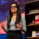 Nishtha Bhatia dari Google mengenakan kacamata pintar buatan Google yang memiliki banyak hal canggih. (TED2025/DOK)